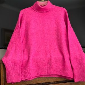 Beautiful, soft women sweater by Vince Camuto. Can wear XL. Good condition.